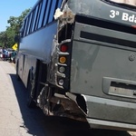 Traseira de ônibus do Exército envolvido em acidente com ônibus da equipe de Yasmin Santos; um caminhão tanque bateu na traseira do ônibus do exército antes de colidir com o ônibus da cantora - Divulgação/PRF