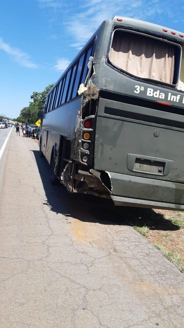 Traseira de ônibus do Exército envolvido em acidente com ônibus da equipe de Yasmin Santos; um caminhão tanque bateu na traseira do ônibus do exército antes de colidir com o ônibus da cantora - Divulgação/PRF