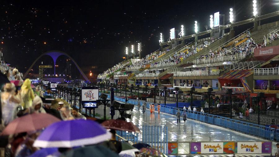 Chuva no Sambódromo do Rio, na Marquês de Sapucaí, no centro, momentos antes de começar o desfile  - Fábio Motta/Estadão Conteúdo