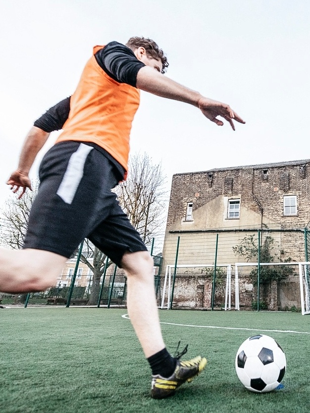 Vai jogar futebol com os amigos? Veja como evitar lesões e