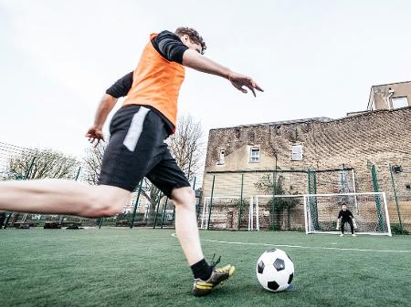 Foto De Homens Jogando Futebol Durante O Dia · Foto profissional gratuita