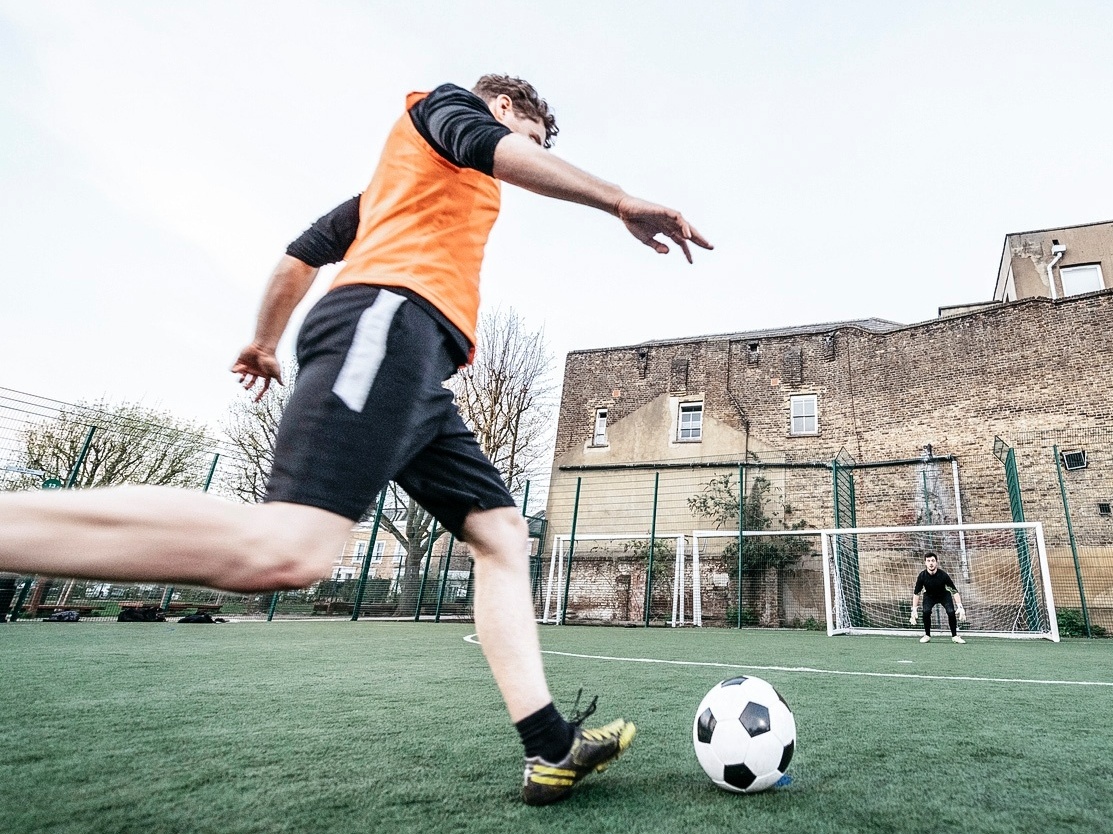 Joga futebol com os amigos e quer melhorar?