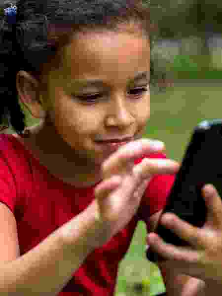Celular e criança 2 - Getty Images/iStockphoto - Getty Images/iStockphoto