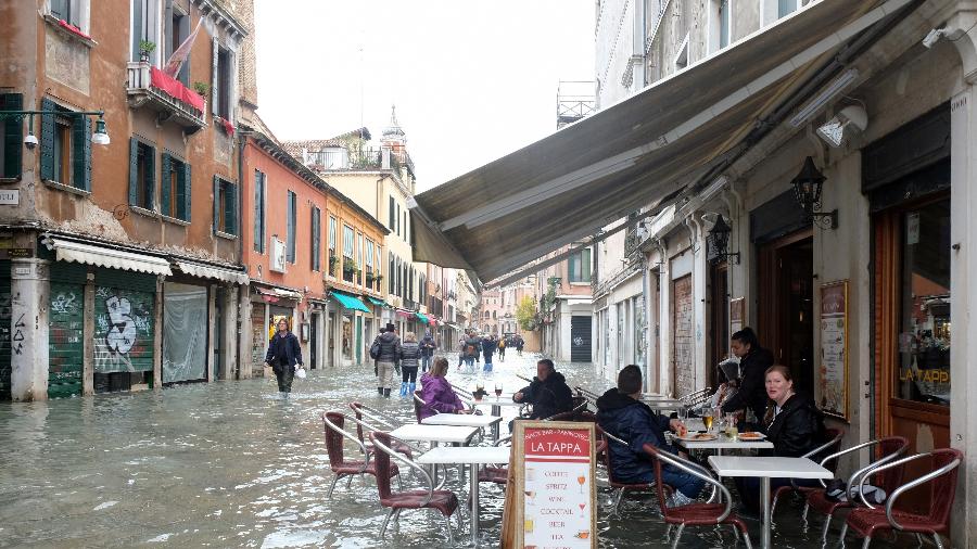 Rua inundada em Veneza, na Itália - Manuel Silvestri/Reuters