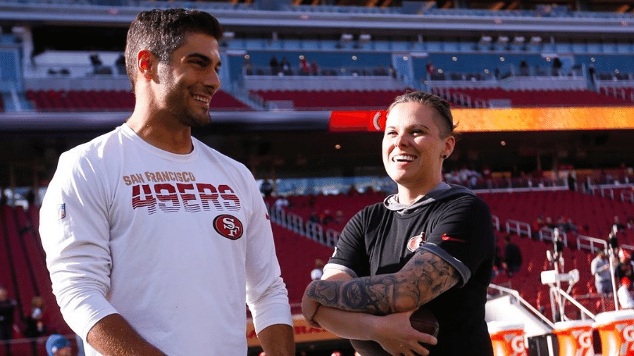 A treinadora assistente do San Francisco 49ers, Katie Sowers, e o quarterback Jimmy Garoppolo - Reprodução/Instagram