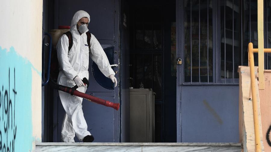 Escola é pulverizada em Thessaloniki, no norte da Grécia, para evitar a propagação do coronavírus - AFP