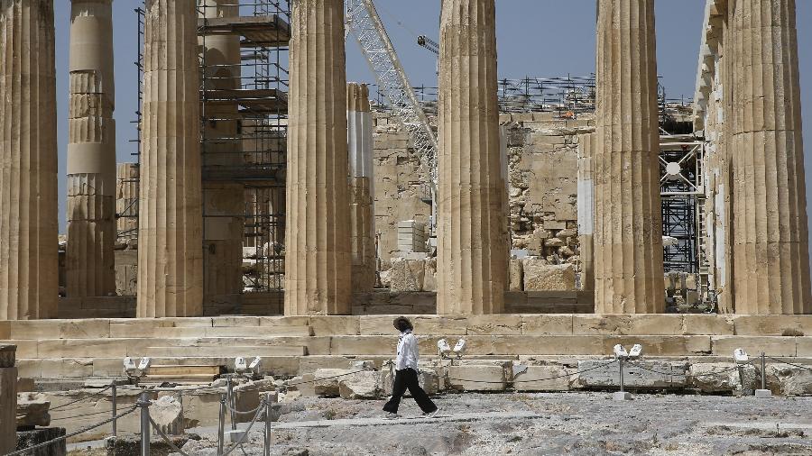 Pessoas visitam o sítio arqueológico da Acrópole, em Atenas, Grécia,  após a flexibilização das medidas de coronavírus - Ayhan Mehmet/Anadolu Agency via Getty Image