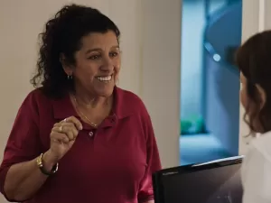 Regina Casé surpreende em filme badalado sobre a essência de ser brasileiro