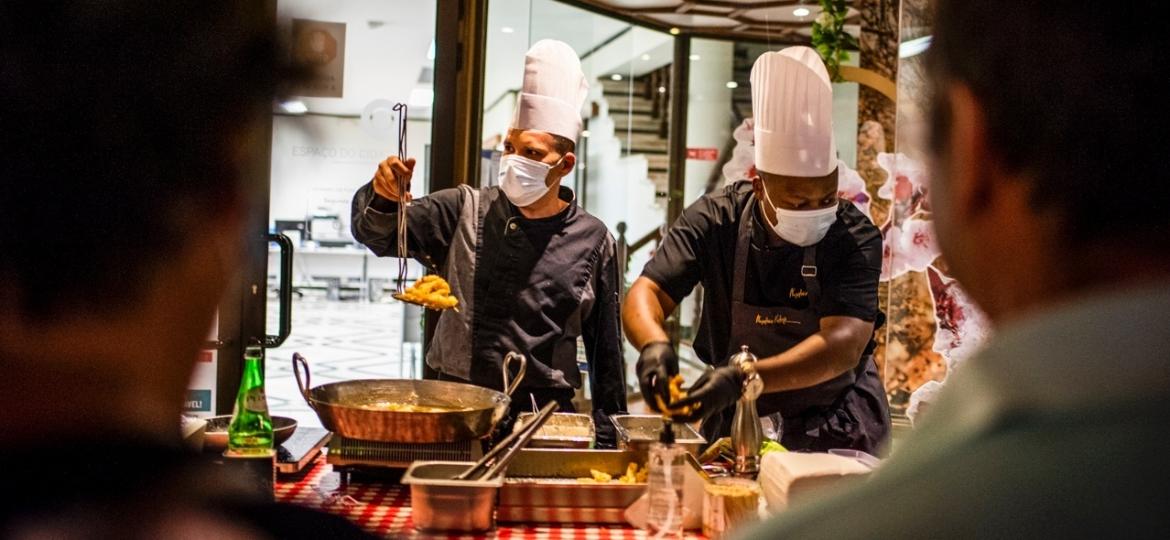 Chefs preparam pratos durante o festival gastronômico Arrebita Portugal, realizado na última quinzena de agosto em Portimão, no Algarve - Goncalo Villaverde