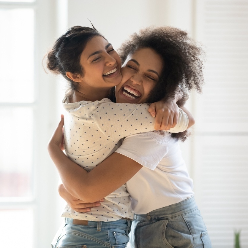 WeTV Portuguese on Instagram: Um abraço é uma coisa que o faz sentir-se  muito seguro. Qual dos seguintes abraços entre casais você prefere?🥰🥰 1. Caindo No Amor Por Seu Sorriso 2.Amor Intenso 🌸Siga