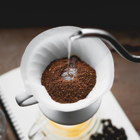 Principal conselho dos especialistas é verter a água de uma altura considerável e de forma contínua sobre o pó de café Principal conselho dos especialistas é verter a água de uma altura considerável e de forma contínua sobre o pó de café