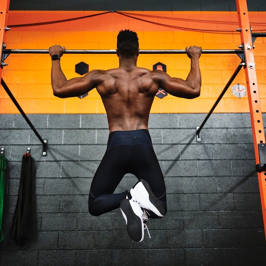 Agachamento Sumô na máquina articulada, musculatura agonista sendo