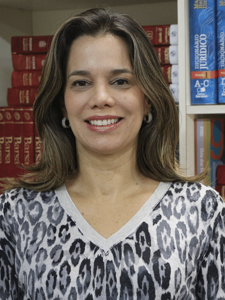 A promotora Stela Farias Cavalcanti, 48, viu aumento no pedido de medidas protetivas em 2020 e escreveu um livro sobre violência doméstica - Divulgação