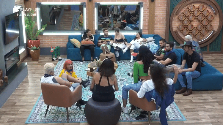 A Fazenda 2021: Peões reunidos na sala - Reprodução/PlayPlus - Reprodução/PlayPlus