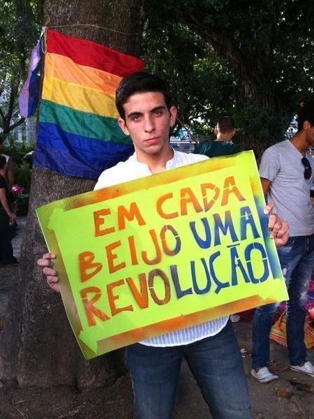 João Pedr Accioly, namorado de Johnny Massaro, organizou um beijaço LGBT durante visita do Papa Francisco - Reprodução/Facebook - Reprodução/Facebook