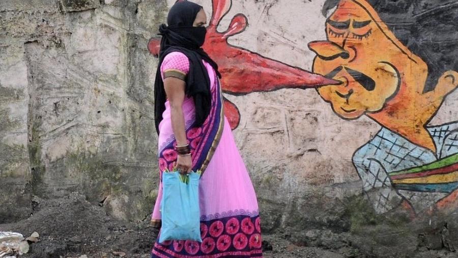 Grafites são usados em Mumbai para tentar criar consciência sobre os perigos de cuspir em público - Getty Images
