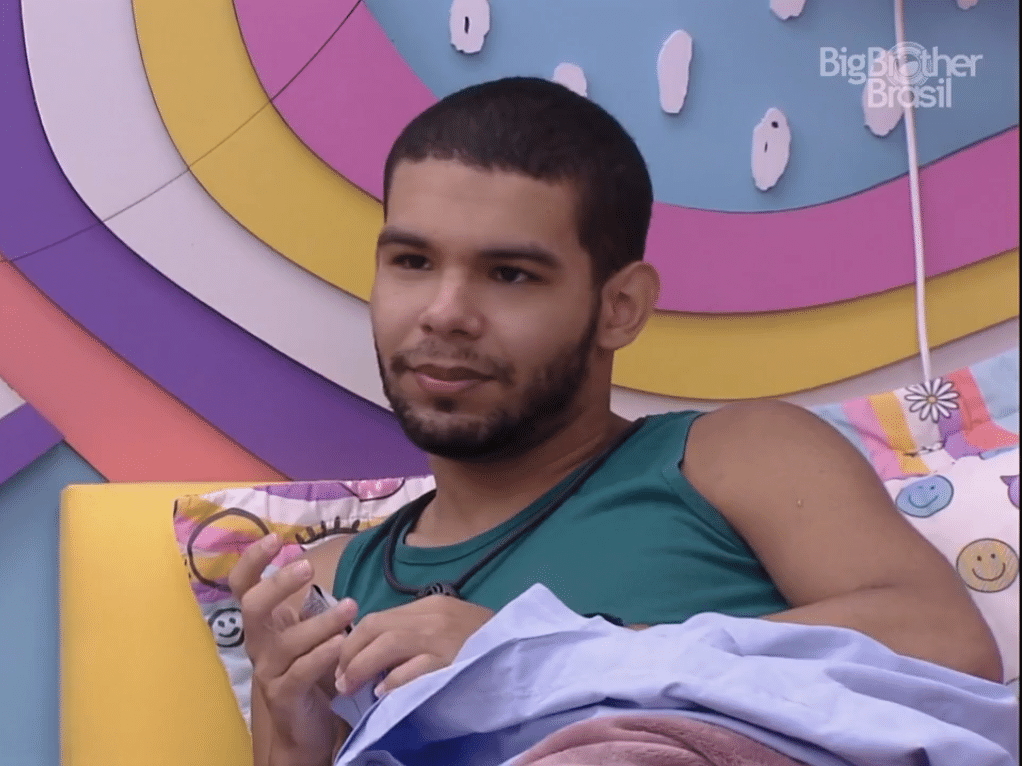 Natália dorme com Eliezer após festa e Vyni pede: 'Nada de BBBaby'