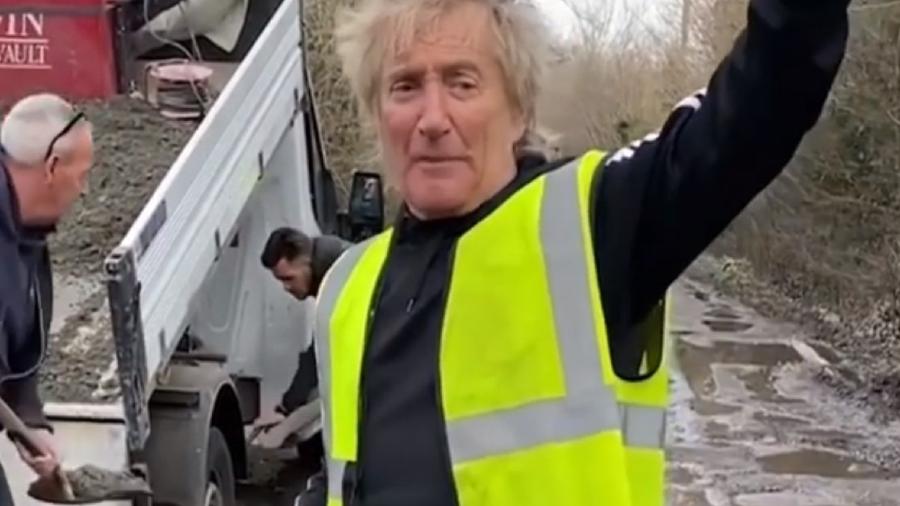 Rod Stewart ajuda a cobrir buracos em estrada na Inglaterra - Reprodução