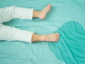 Por que meu filho faz xixi na cama todos os dias e como tratar?