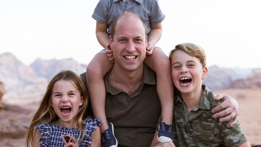 William posa com os filhos,  Louis, Charlotte e George, em comemoração do dia dos pais - Divulgação/Palácio de Kensington