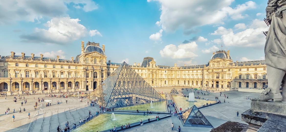 Pirâmide do Louvre, Paris, na França - StockByM/Getty Images