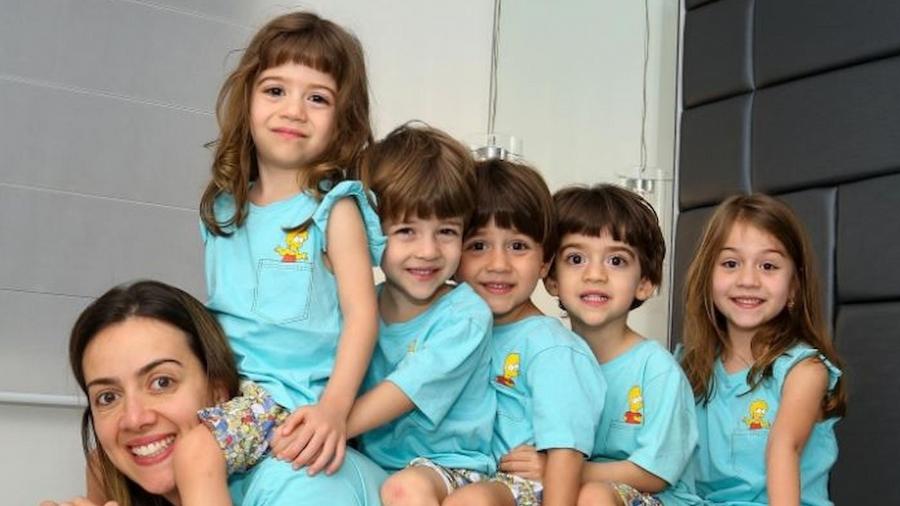 Priscila Sandri com os cinco filhos - Arquivo pessoal