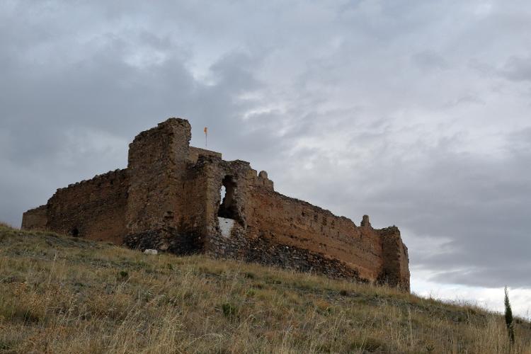 O abandonado castelo Trasmoz em Aragão, Espanha, durante um dia nublado - fotografo/Getty Images/iStockphoto - fotografo/Getty Images/iStockphoto