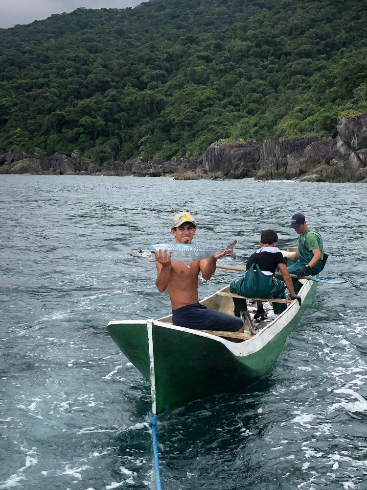 O projeto A.MAR tem ajudado pescadores da praia Bonete, em Ilhabela, a conservar seus peixes