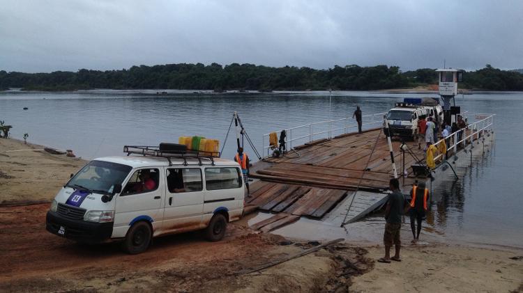 Vans chamadas de 'navetes' fazem travessia do rio Essequibo, na Guiana