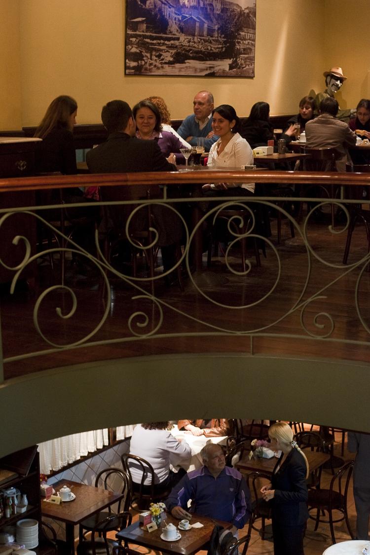 Pessoas no Cafe Girondino, no Largo de São Bento
