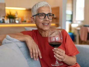 Uma taça de vinho por dia aumenta risco de câncer de mama, mostra estudo