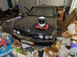 BMW da casa abandonada: carro é encontrado largado em imóvel milionário