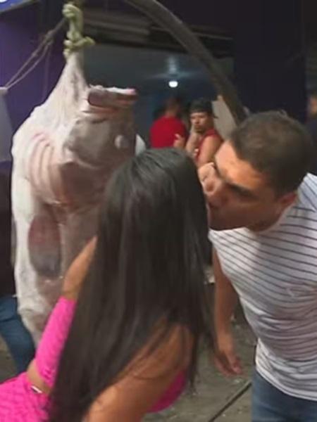 Homem tira aliança da boca de peixe e pede mulher em casamento na TV Homem tira aliança da boca de peixe e pede mulher em casamento na TV