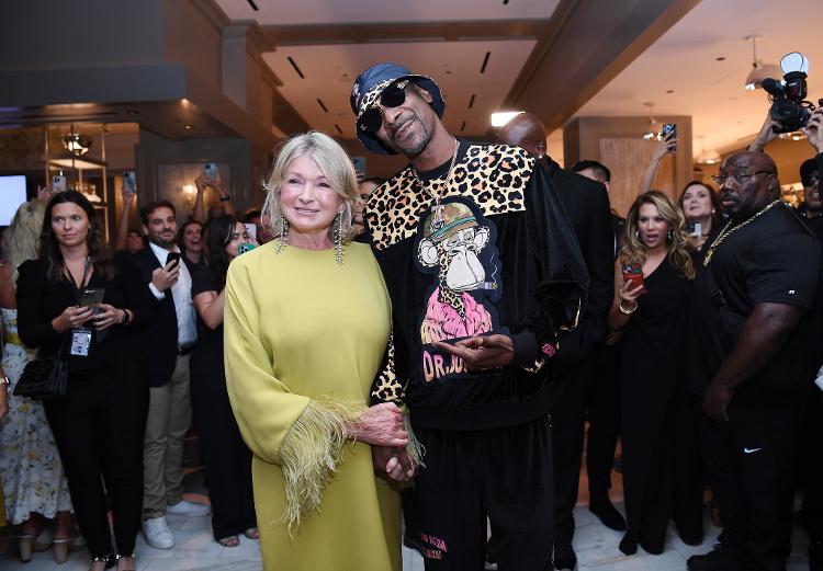 Parceria improvável: em seu 'retorno', Martha estreou um programa de culinária com o rapper Snoop Dogg. Parceria improvável: em seu 'retorno', Martha estreou um programa de culinária com o rapper Snoop Dogg.