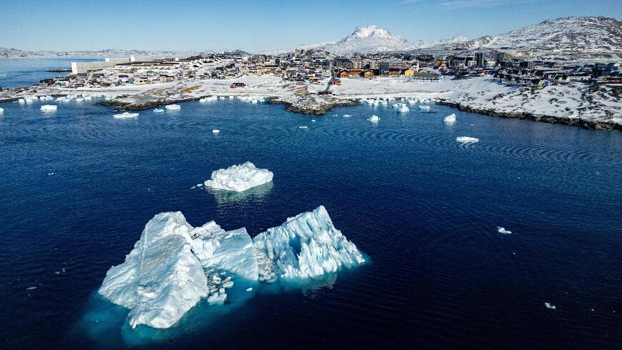 Icebergs flutuam nas águas de Nuuk, na Groenlândia, onde temperaturas foram até 3,9°C mais quentes que o normal Icebergs flutuam nas águas de Nuuk, na Groenlândia, onde temperaturas foram até 3,9°C mais quentes que o normal