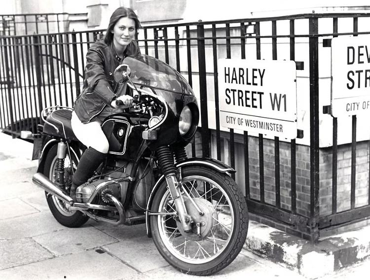 Elspeth Beard e sua BMW R60/6 Elspeth Beard e sua BMW R60/6