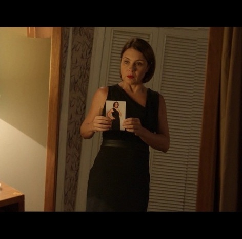 Inês (Adriana Esteves) e Beatriz (Gloria Pires) têm inúmeras disputas em "Babilônia". Após Inês ser contratada para trabalhar na empresa Souza Rangel, ela passou a copiar algumas características dos looks de Beatriz e acrescentar vestidos ajustados ao visual - Reprodução/TV Globo