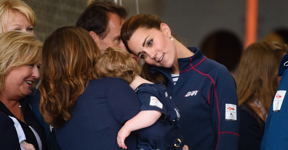 26.jul.2015 - Kate Middleton cumprimenta criança durante seu primeiro compromisso oficial desde que deu à luz a princesa Charlotte, em maio. Ela e o marido, Príncipe William, fizeram uma visita à equipe de iatismo britânica Ben Ainslee Racing em Portsmouth, na Inglaterra