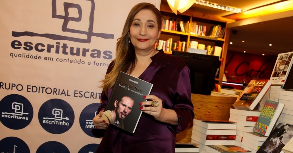 2.set.2015- Sônia Abrão participa de noite de autógrafos no lançamento da biografia de Rafael Ilha, da qual é a autora
