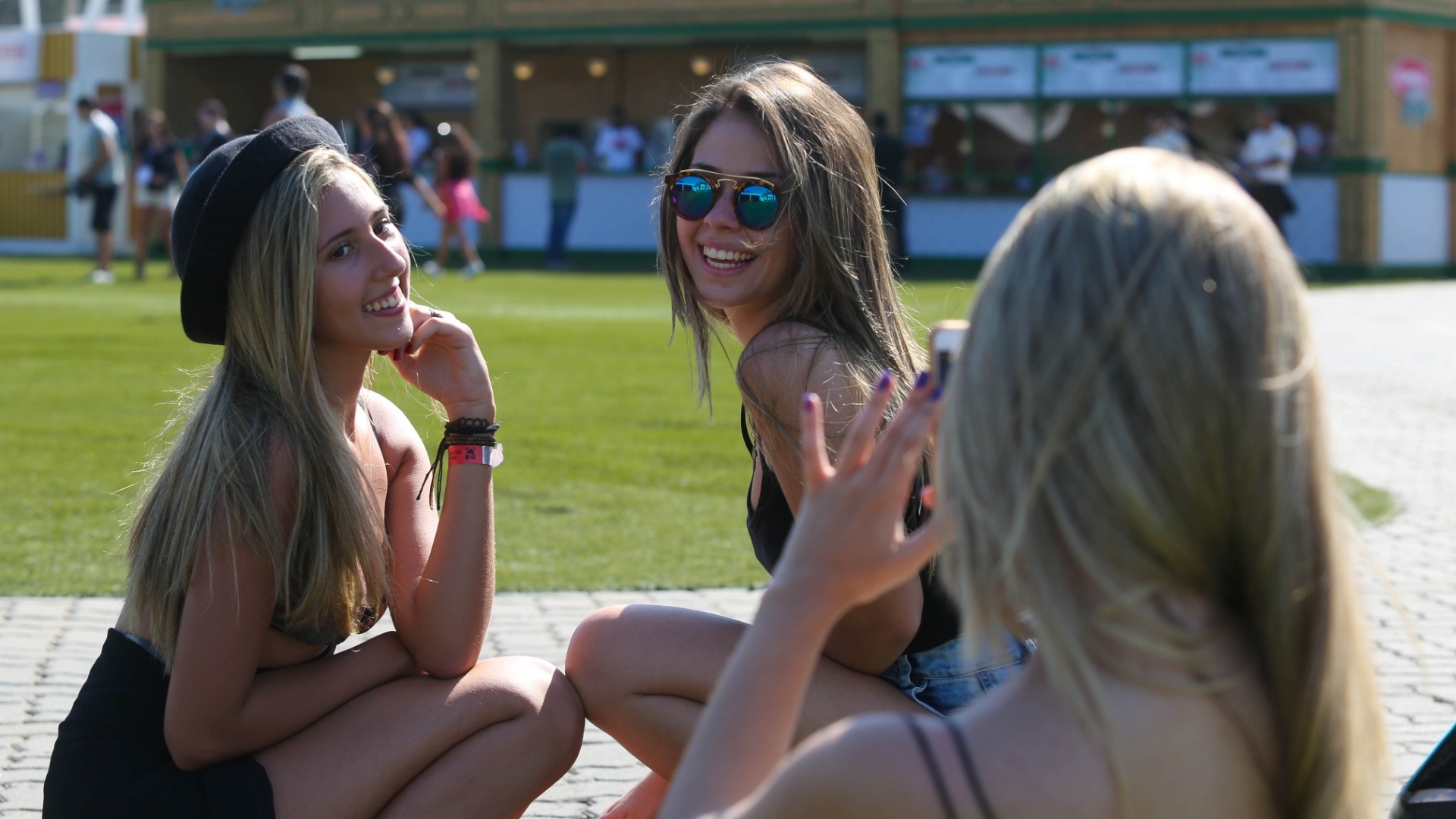 18.set.2015 - Grupo de amigas registra o início do Rock in Rio 2015 - Marco Antônio Teixeira/UOL