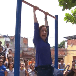 23.out.2015 - Susana Naspolini se pendura em barra de ferro - Reprodução/TV Globo - Reprodução/TV Globo