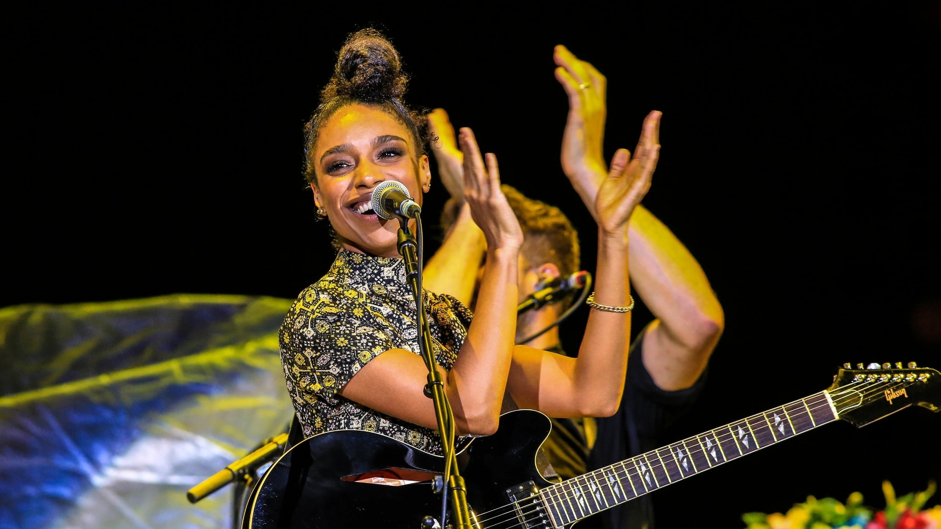 10.abr.2016 - A britânica Lianne La Havas abre o show da banda Coldplay no Maracanã, no Rio de Janeiro - Marco Antonio Teixeira/ UOL