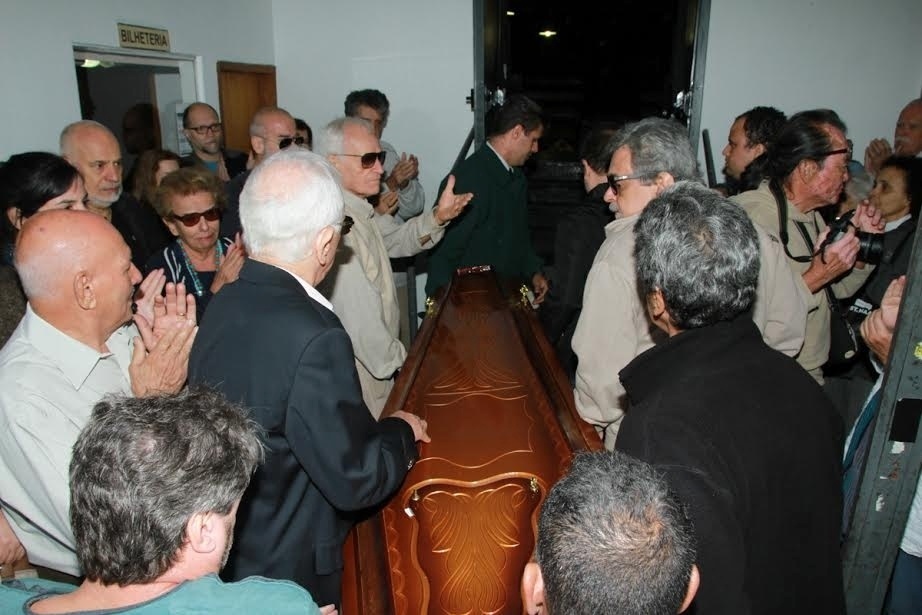 28.abr.2016- Corpo do ator Umberto Magnani chega ao Teatro de Arena Eugênio Kusnet, em São Paulo - Amauri Nehn/Brazil News