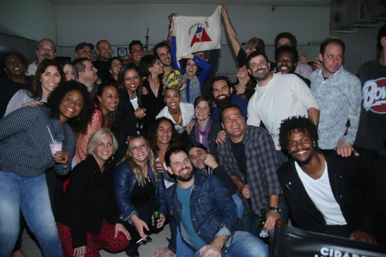 30.jul.2016 - O elenco de "Liberdade, Liberdade" se reuniu neste sábado em um bar no Recreio, no Rio de Janeiro, para se despedir da novela das 23h, que chegará ao fim na próxima quinta-feira - Daniel Pinheiro/Agnews