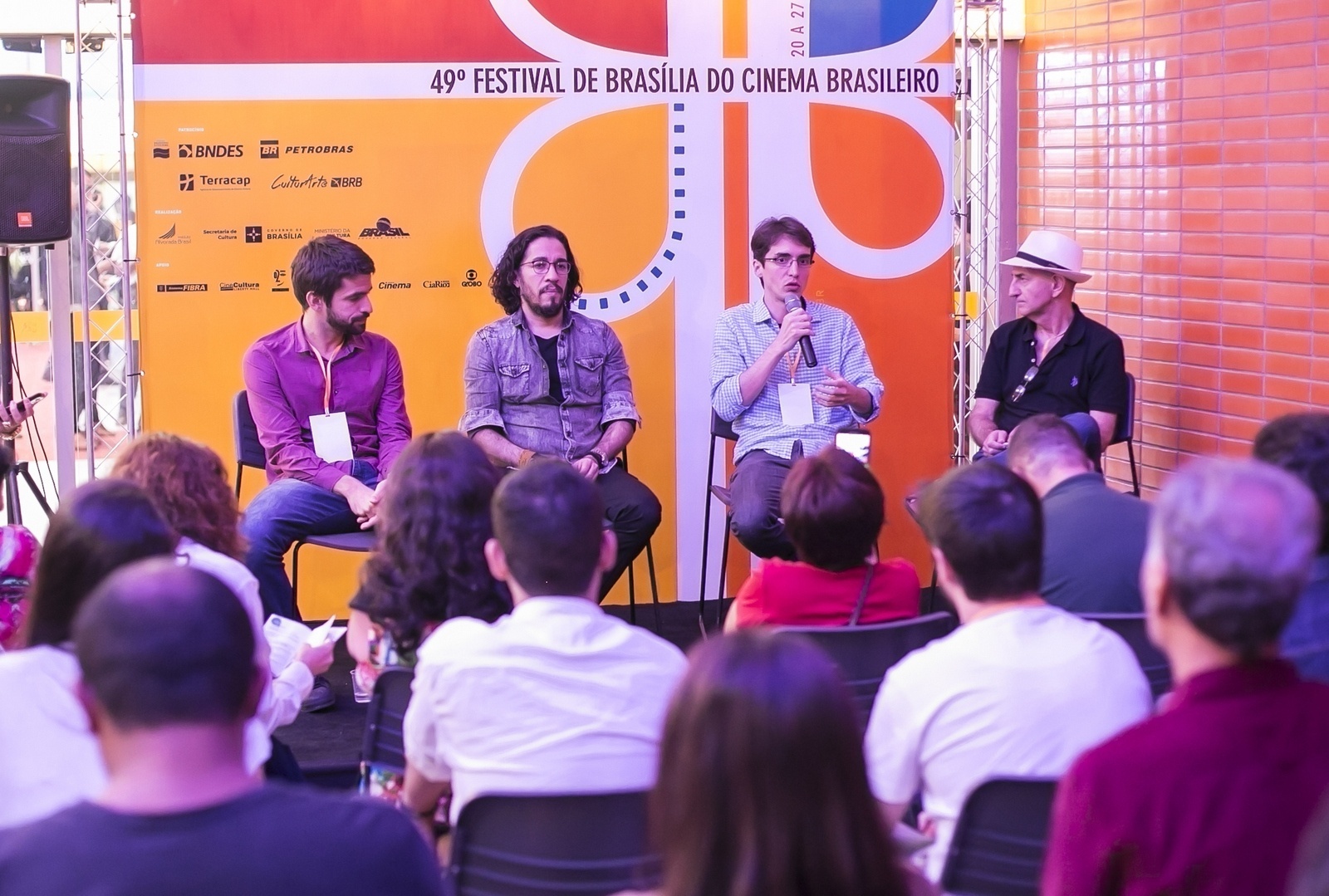 Jean Wyllys  participa de debate na mostra paralela "A Política no Mundo e o Mundo da Política", do 49º Festival de Brasília - Junior Aragão/Divulgação