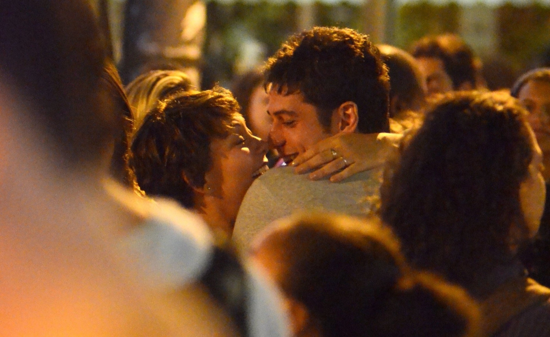 7.out.2016 - Marco Pigossi e Fabíula Nascimento são vistos aos beijos no Rio de Janeiro. Em clima de romance, os dois foram flagrados abraçando-se e divertindo-se durante a noitada desta quinta no Baixo Gávea - AgNews/AgNews
