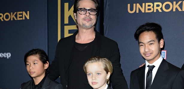 Brad Pitt com os filhos Pax, Shiloh e Maddox em estreia norte-americana da Universal Pictures em dezembro de 2014 - Robyn Beck/AFP