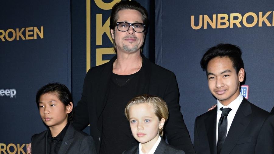 Brad Pitt com os filhos Pax, Shiloh e Maddox em estreia norte-americana da Universal Pictures em dezembro de 2014 - Robyn Beck/AFP