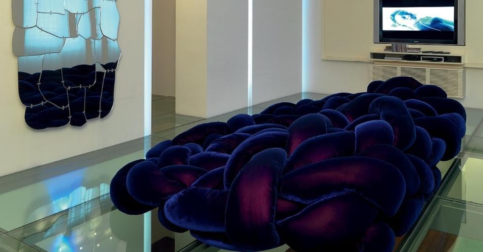 Kendall Jenner compra sofá assinado pelos irmãos Campana por R 166 mil