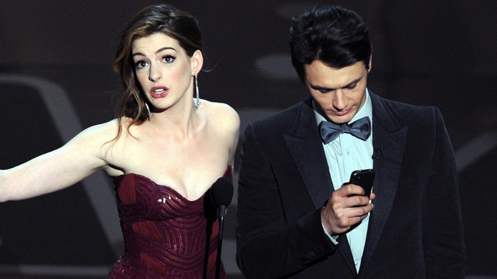 James Franco e Anne Hathaway - Oscar 2011 - Gabriel Bouys/AFP